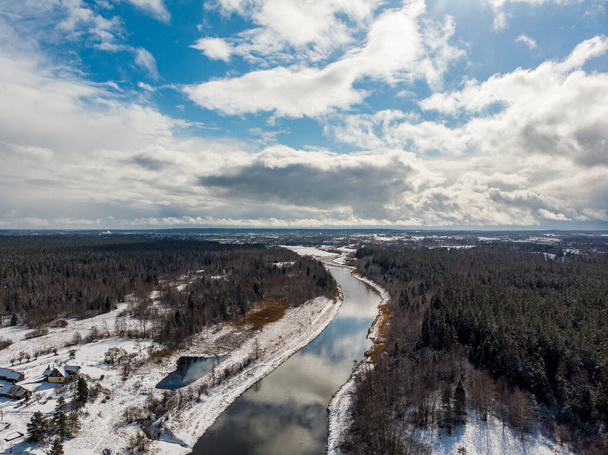 Drone Area Ansicht des Flusses Venta fließt an einem kalten, schneebedeckten Wintertag. Foto aufgenommen in Lettland, Kuldiga. - Foto, Bild