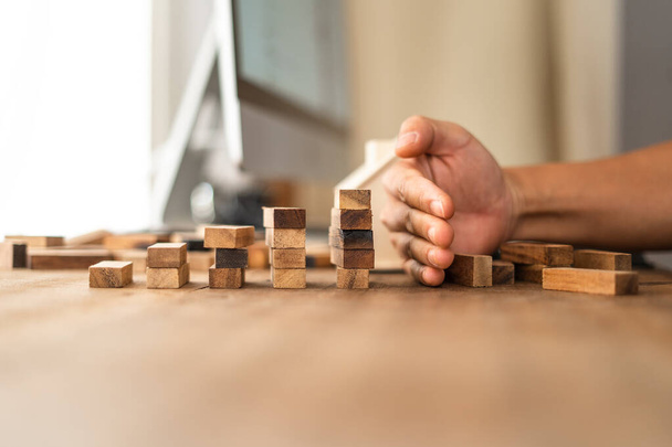 Přestaňte padat dřevěné domino, malé dřevěné hromádky na stole doma - Fotografie, Obrázek