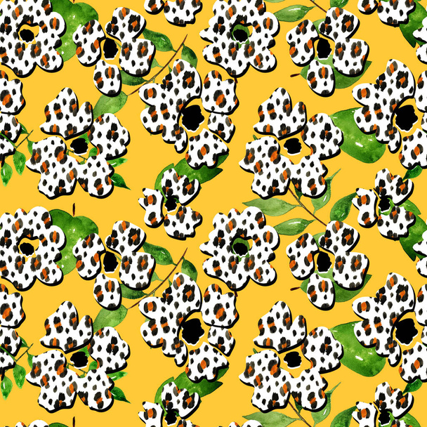 patrón de piel de leopardo de imitación sin costuras dibujado a mano con manchas negras y flores de colores  - Foto, Imagen
