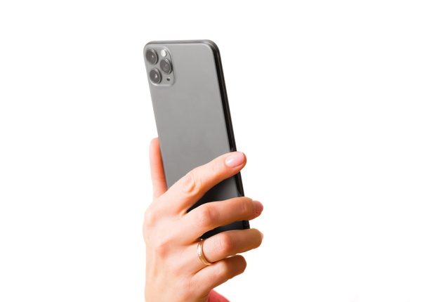 Persona sosteniendo teléfono inteligente, foto aislada sobre fondo blanco
 - Foto, imagen