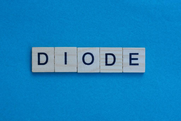  slovo dioda z šedých písmen leží na modrém pozadí - Fotografie, Obrázek