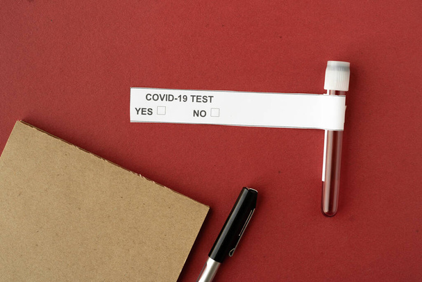 Koronavirüs testi yapılan kırmızı arkaplan test tüpünde. Tıbbi laboratuvar.. - Fotoğraf, Görsel