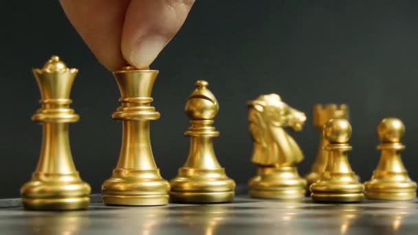 Altın krallık, satranç oyununda siyah arkaplan üzerine harekete geçmektedir (İş kararı kavramı, ilk taşıyıcı, başlangıç veya başlangıç projesi) - Video, Çekim