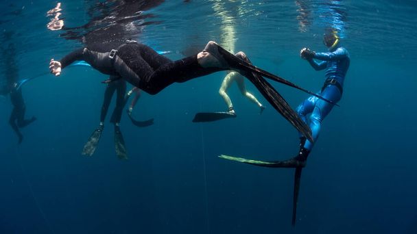 Free divers training in the tropical sea - Foto, Imagem