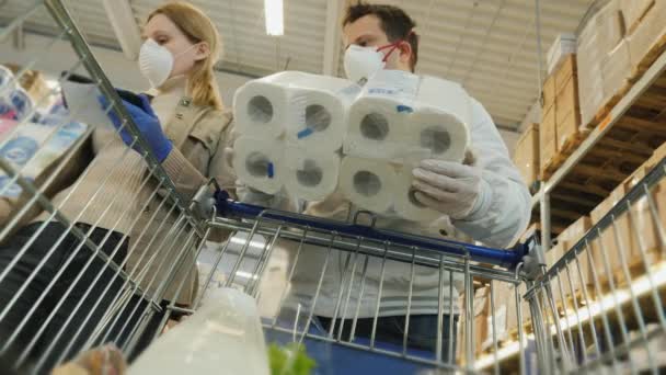 Rodina kupuje toaletní papír během epidemie koronaviru - Záběry, video