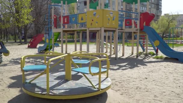 Karuzela wiruje na placu zabaw dla dzieci - Materiał filmowy, wideo