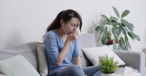 asian woman cough at home - Πλάνα, βίντεο