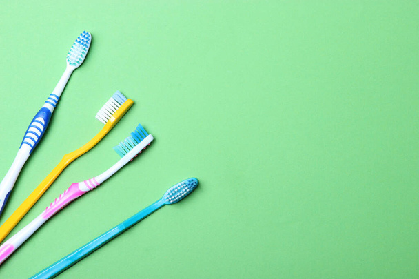 Escovas de dentes em um fundo colorido vista superior. Higiene oral
. - Foto, Imagem