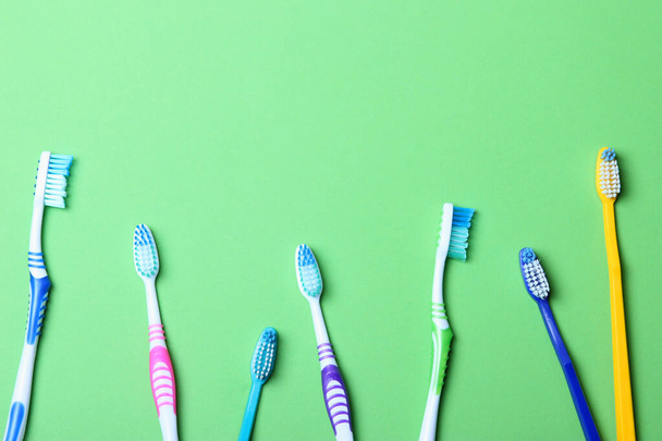 Cepillos de dientes en una vista superior de fondo de color. Higiene oral
. - Foto, Imagen