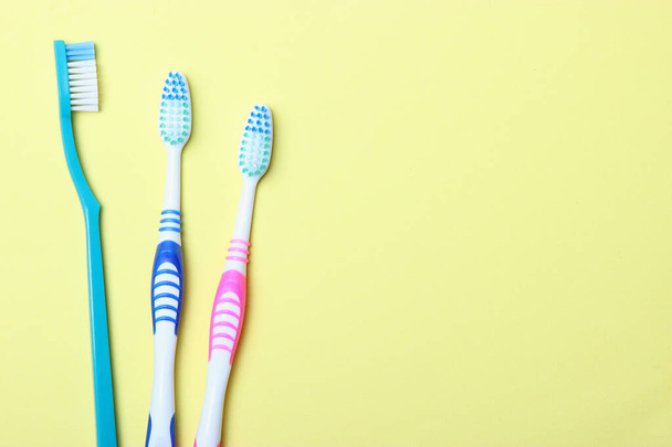 Οδοντόβουρτσες σε έγχρωμο φόντο πάνω όψη. Στοματική υγιεινή. - Φωτογραφία, εικόνα