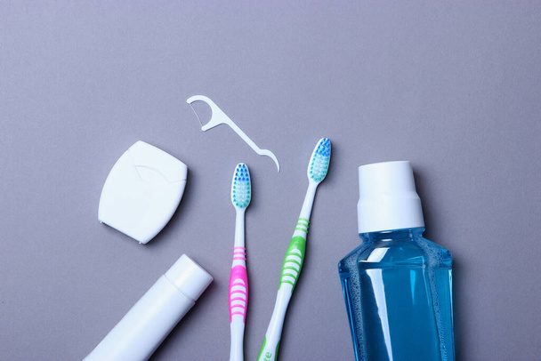 Flache Komposition für Mundpflege und Platz für Text auf hellem Hintergrund. Zahnhygiene - Foto, Bild