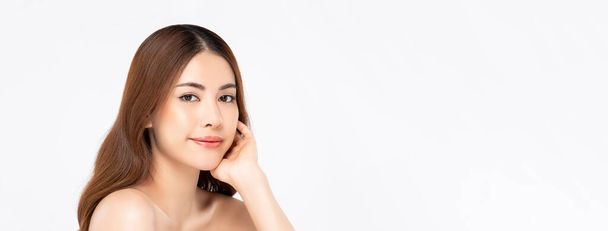 Schönheit Schuss der asiatischen Frau Modell mit klarer heller Haut dabei Hand berühren Gesicht posieren in weiß isoliert Banner Hintergrund für Hautpflege-Konzept - Foto, Bild