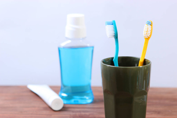 Οδοντόβουρτσες και στοματικά καθαριστικά στο τραπέζι. - Φωτογραφία, εικόνα