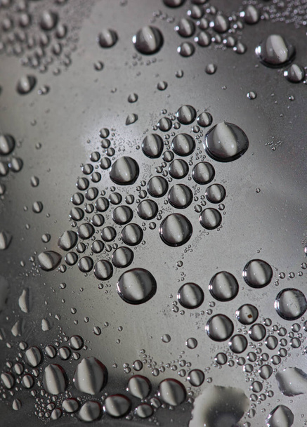 Plastik şişe makro arka planda su damlaları yüksek kaliteli parmak izleri - Fotoğraf, Görsel