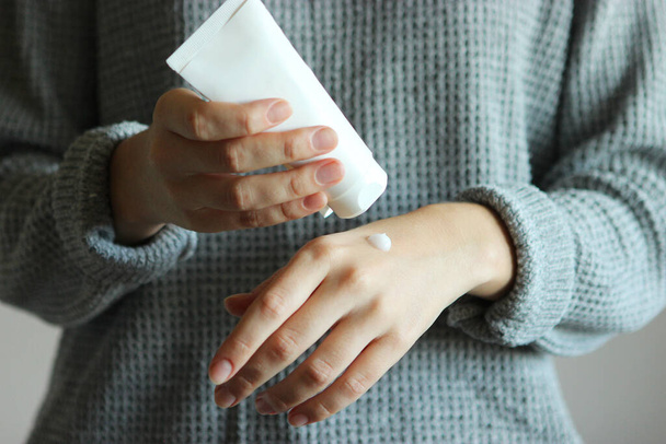 girl uses hand cream. Skin care, skin hydration. - Zdjęcie, obraz