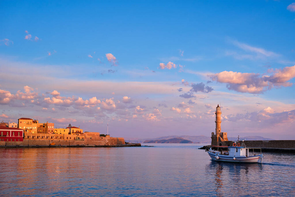 Лодка в живописном старом порту Ханья, остров Крит. Греция - Фото, изображение
