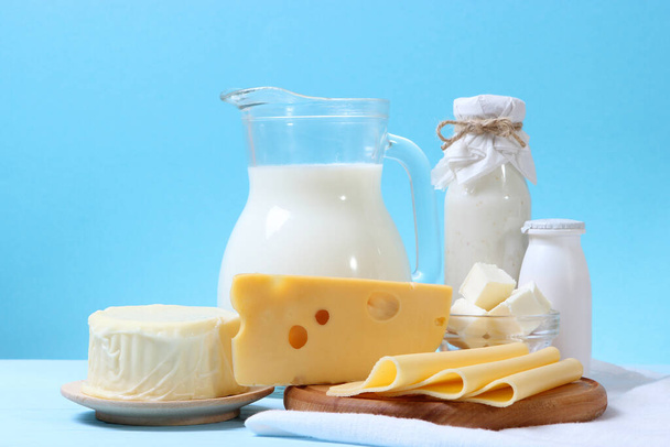 conjunto de productos lácteos sobre la mesa
. - Foto, Imagen