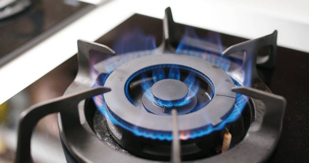 сжигание газа из газовой плиты на кухне
 - Фото, изображение