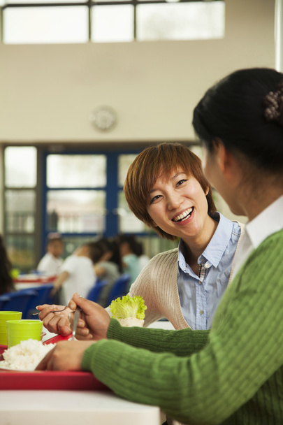 Profesores hablando en el almuerzo en la cafetería de la escuela
 - Foto, Imagen