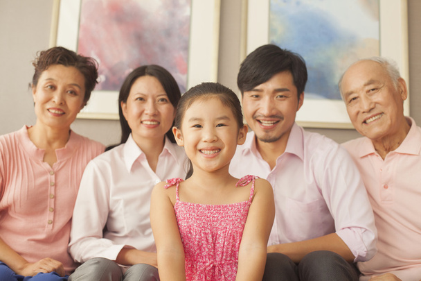 intergenerationele familie glimlachen - Foto, afbeelding