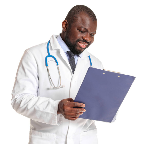 白い背景の上のアフリカ系アメリカ人の医者 - 写真・画像