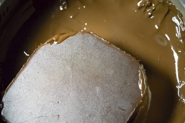 Chocolate derretido en una sartén bajo un baño de agua. Hacer chocolate caliente en casa en su propia cocina
 - Foto, Imagen