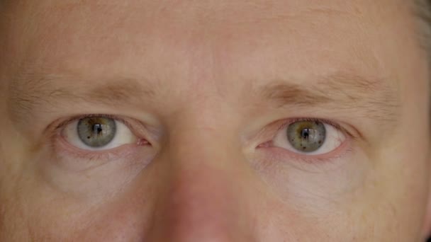 Gesicht und Augen eines Mannes aus nächster Nähe - Filmmaterial, Video