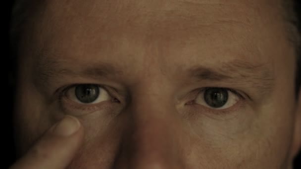 Detail mužské oko s zarudlým víčkem a rohovkou, zánět spojivek, zpomalený pohyb - Záběry, video