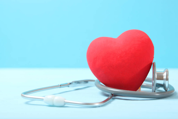 Stéthoscope et coeur sur fond de couleur. Santé, médecine
 - Photo, image