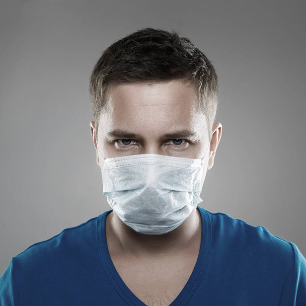 Homem de Máscara. Epidemia do conceito de Coronavirus. Menino mascarado médico. medicina. Doutor cansado
 - Foto, Imagem