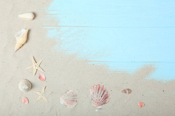homok, kagyló és tengeri csillag tetejére néző hely a szöveges. Utazás, tenger, nyaralás koncepció. - Fotó, kép