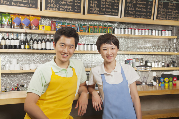 Retrato de dos baristas en una cafetería
 - Foto, imagen