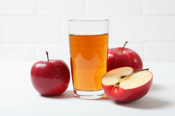 apple juice from red apples on the table. - Foto, Imagen