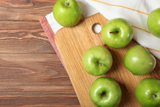 сочные зеленые яблоки на деревянном столе
. - Фото, изображение