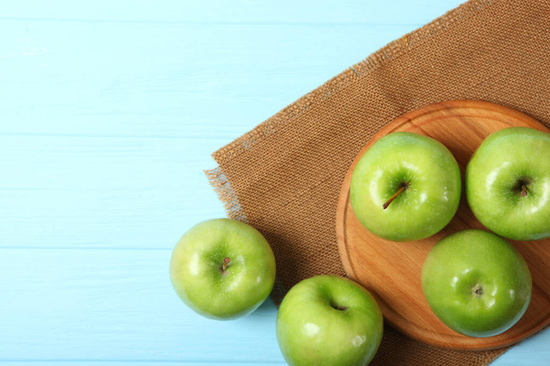 juicy green apples on a wooden table. - Zdjęcie, obraz
