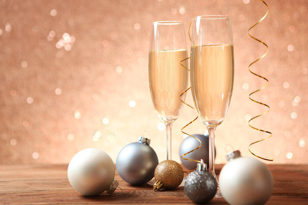 Vánoční slavnostní zázemí se šampaňským ve sklenicích. Místo pro text. koncept dovolená, Nový rok, Vánoce. - Fotografie, Obrázek
