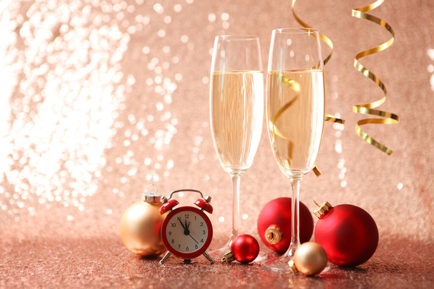 Kerst feestelijke achtergrond met champagne in glazen. Plaats voor tekst. conceptvakantie, nieuwjaar, kerstmis. - Foto, afbeelding