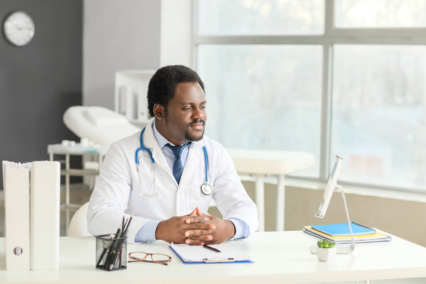 Afrikanisch-amerikanischer Arzt in Klinik - Foto, Bild