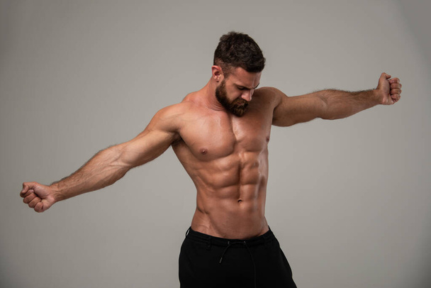 Fitness férfi modell stúdióban - Fotó, kép