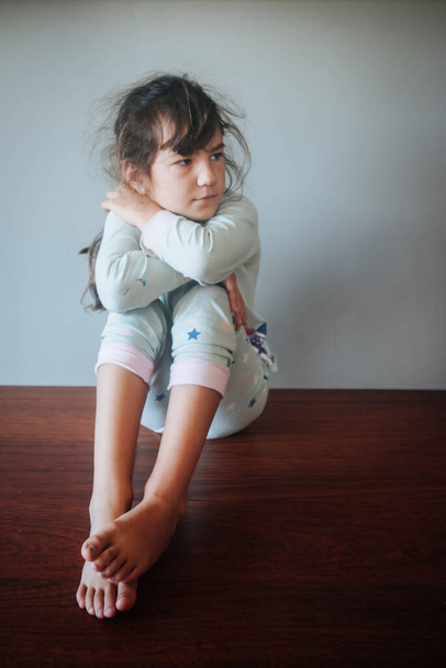 beltéri portré fiatal kaukázusi lány otthon tartózkodó unatkozik - Fotó, kép