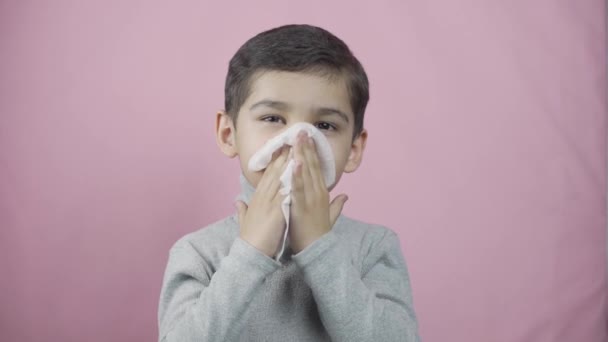 Μικρό αγόρι φυσάει μύτη. Άρρωστος βήχας παιδί φτέρνισμα - Πλάνα, βίντεο