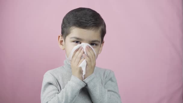 Mały chłopiec dmucha w nos. Chory kaszel kichanie dziecka - Materiał filmowy, wideo