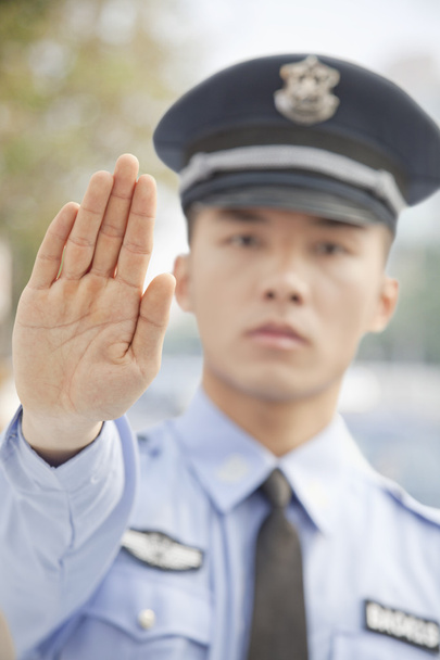 Oficial de policía haciendo señas para detener
 - Foto, imagen