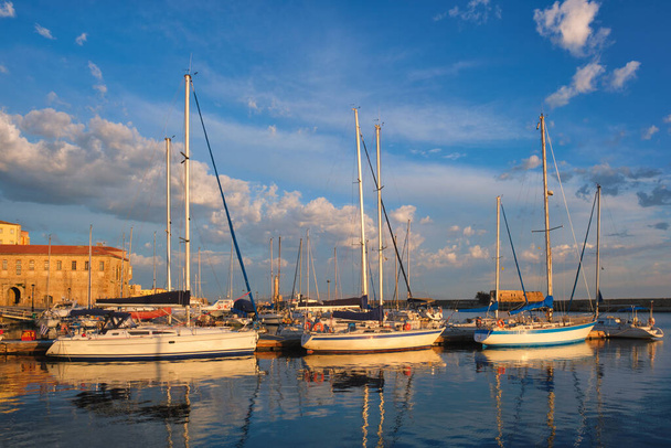 Jahtia ja veneitä viehättävä vanha satama Hania, Kreeta saari. Kreikka - Valokuva, kuva
