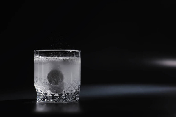 Water soluble tablets. The medicine is soluble. Anti-hangover. Effervescent tablets in glass. - Photo, Image
