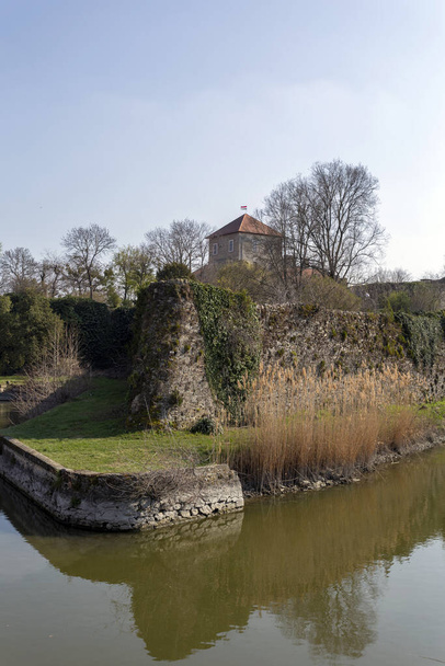 Die Überreste der Burg Tata an einem sonnigen Frühlingstag. - Foto, Bild