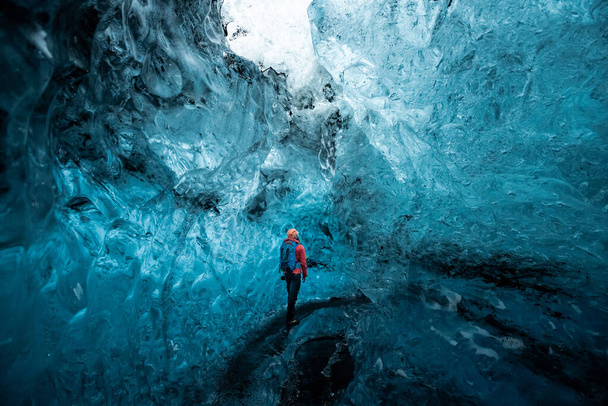 Μέσα σε μια παγωμένη σπηλιά στην Ισλανδία - Φωτογραφία, εικόνα