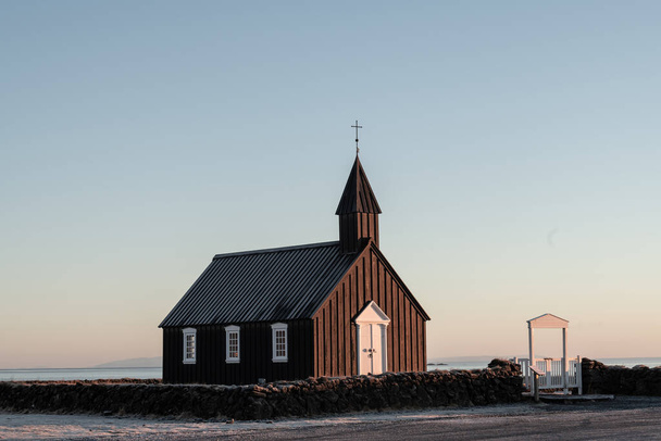 アイスランドのブディルの黒い教会 - 写真・画像