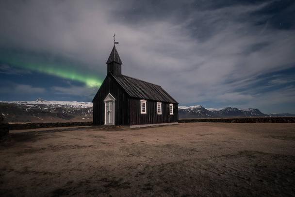 アイスランドの黒い教会の上にオーロラのボアリスを点灯 - 写真・画像