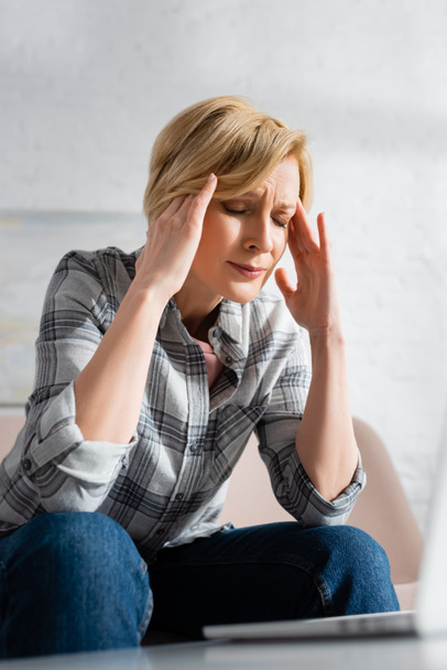 femme mature avec les yeux fermés souffrant de migraine
  - Photo, image